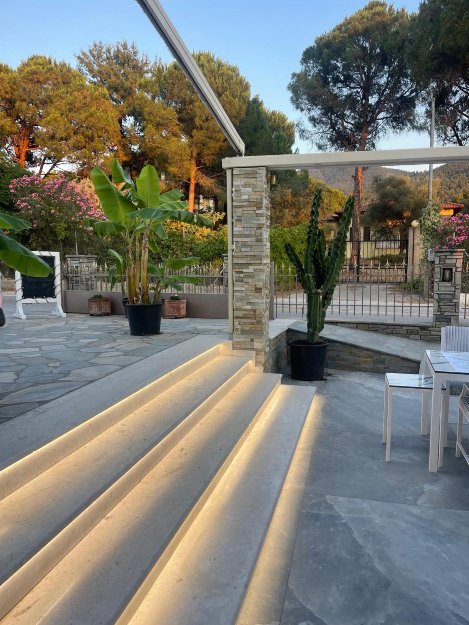 וורוורו Vergos Hotel מראה חיצוני תמונה