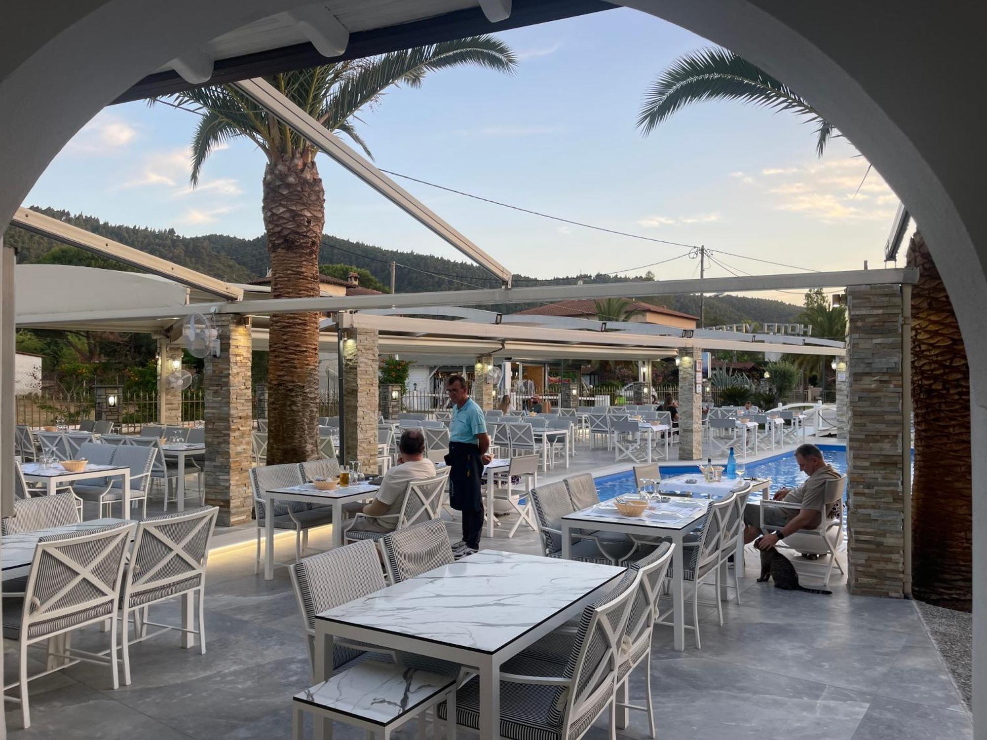 וורוורו Vergos Hotel מראה חיצוני תמונה